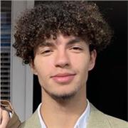 Professeur étudiant donne cours de chimie basique, mathématiques basiques et physique basique à des élèves de collège/lycée